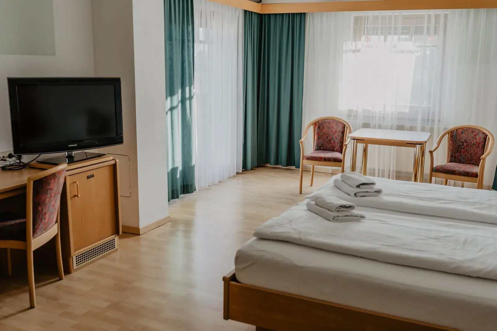 Doppelzimmer mit Blick zum Fenster
