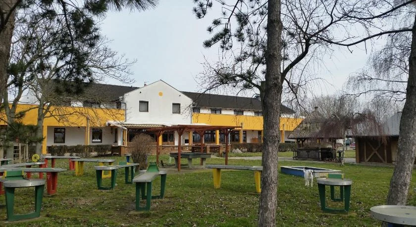 Hof und Gastgarten am Georgshof