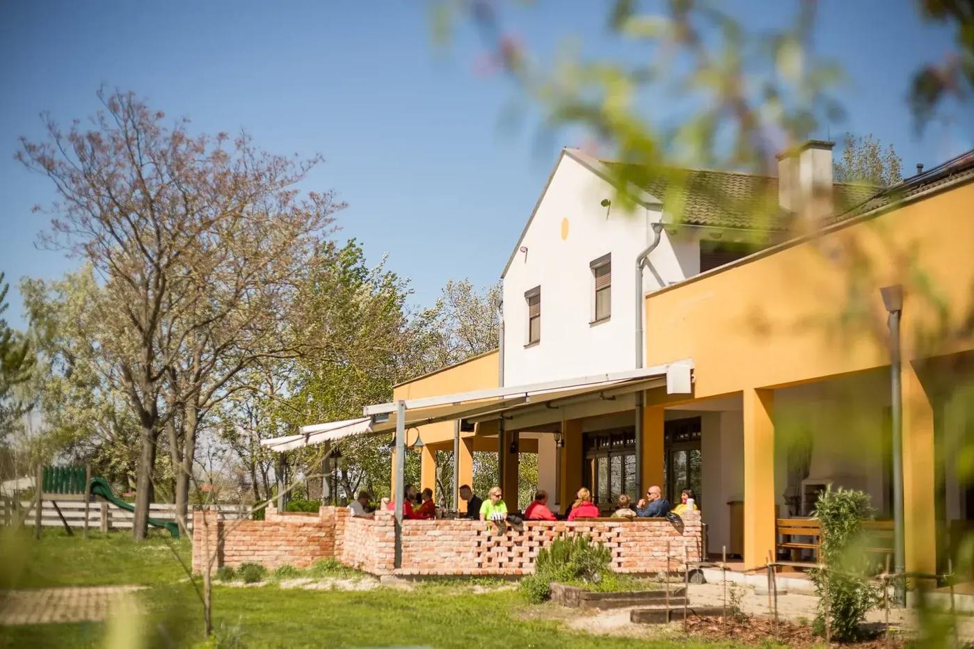 Terrasse und Gastgarten am Georgshof