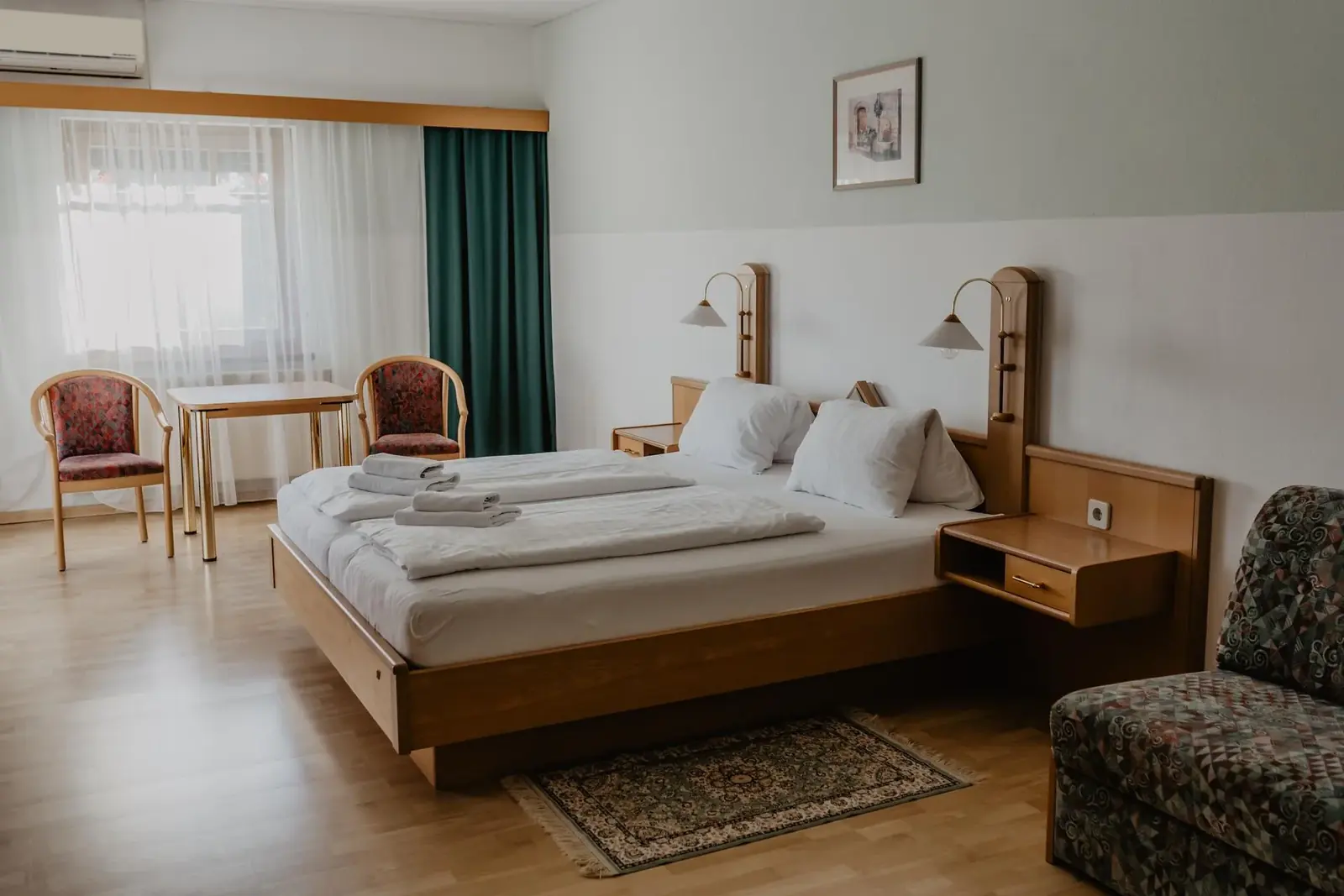 Doppelzimmer mit Sitzgelegenheit am Georgshof